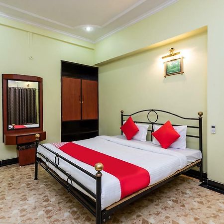 Oyo 38142 Girdhar Mahal Hotel Indore Bagian luar foto