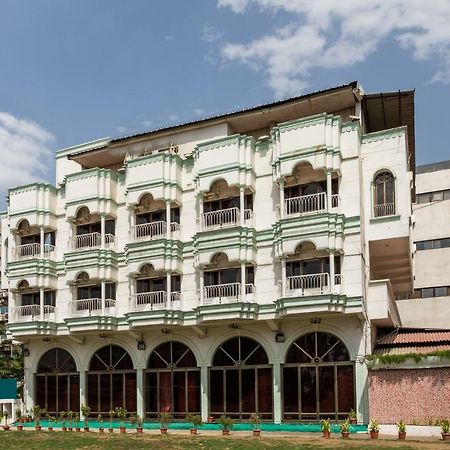 Oyo 38142 Girdhar Mahal Hotel Indore Bagian luar foto