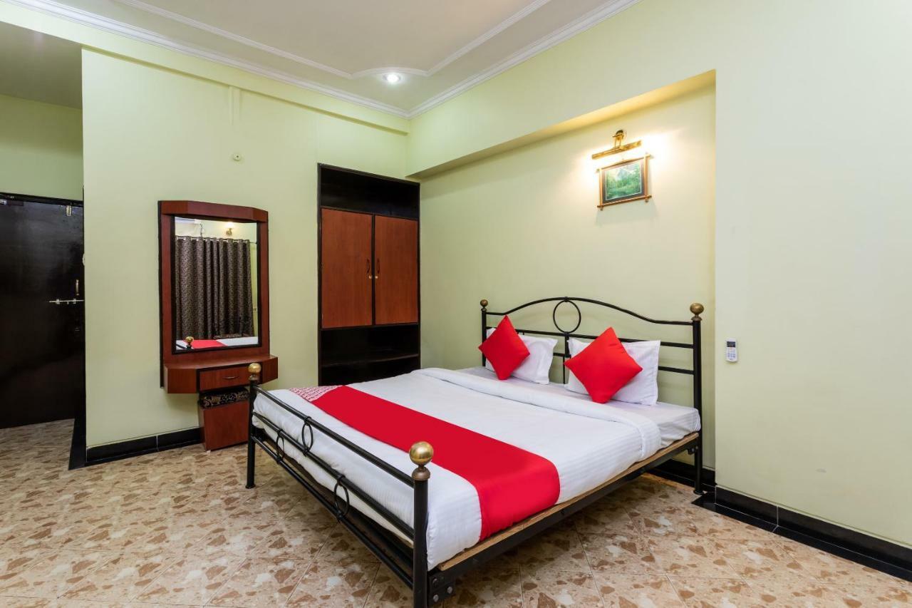 Oyo 38142 Girdhar Mahal Hotel Indore Bagian luar foto