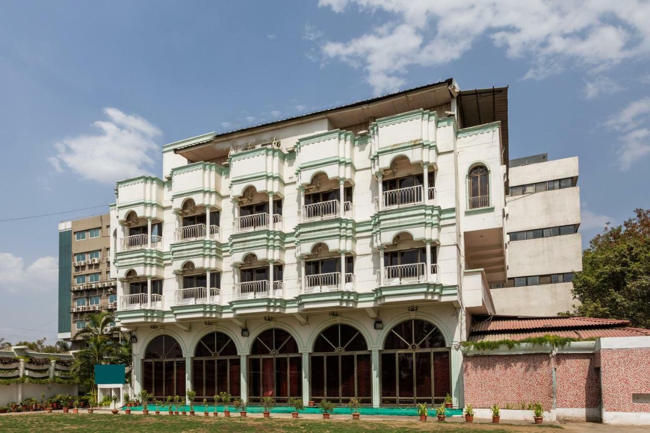 Oyo 38142 Girdhar Mahal Hotel Indore Bagian luar foto