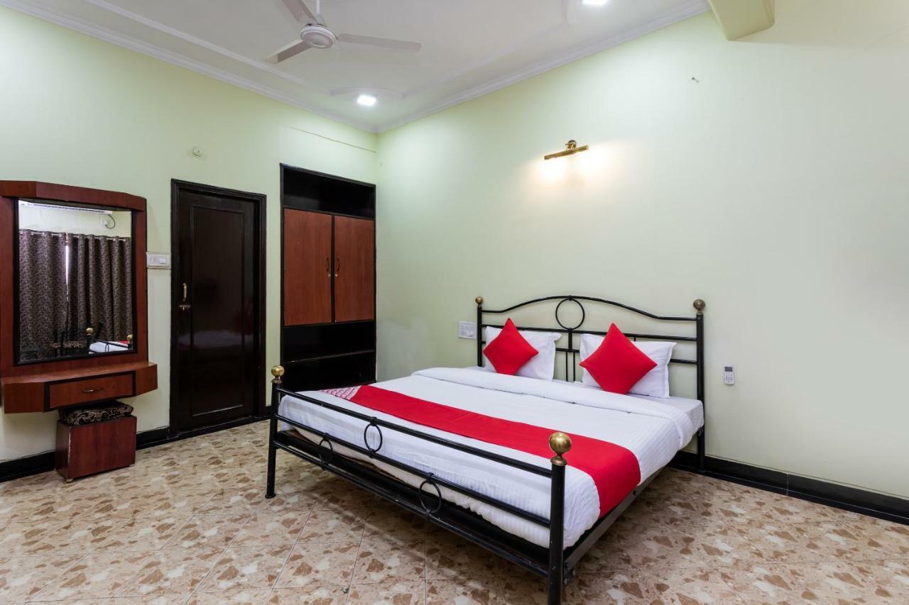 Oyo 38142 Girdhar Mahal Hotel Indore Bagian luar foto