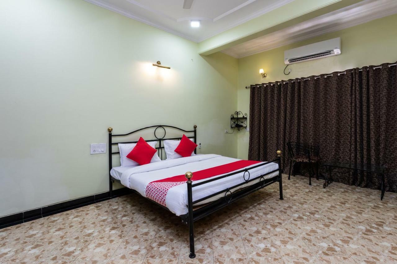 Oyo 38142 Girdhar Mahal Hotel Indore Bagian luar foto