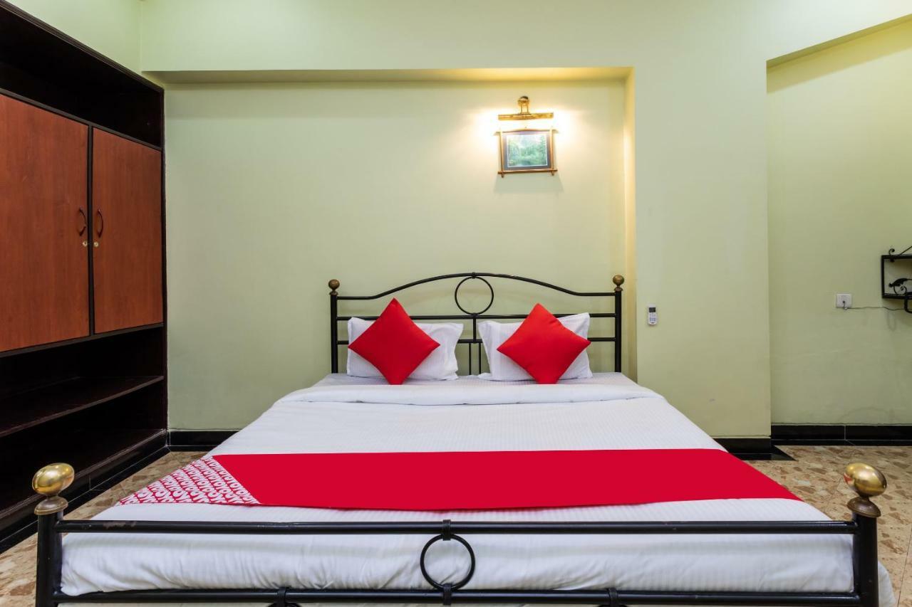 Oyo 38142 Girdhar Mahal Hotel Indore Bagian luar foto