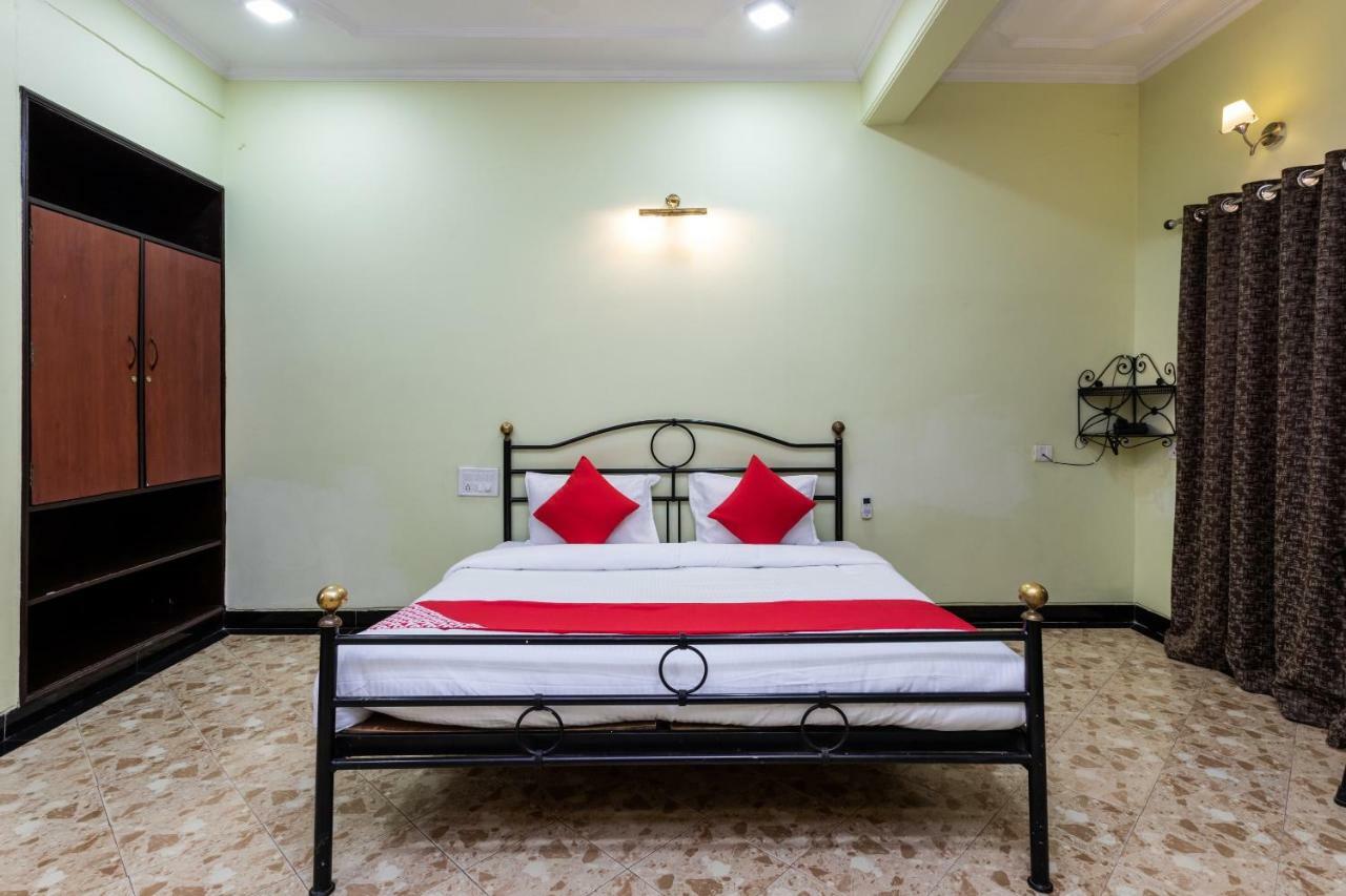 Oyo 38142 Girdhar Mahal Hotel Indore Bagian luar foto