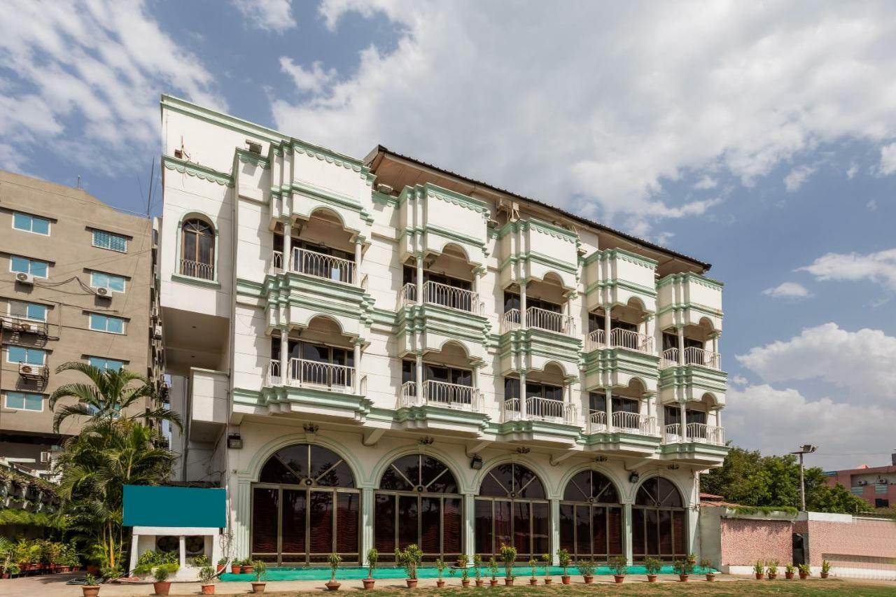 Oyo 38142 Girdhar Mahal Hotel Indore Bagian luar foto